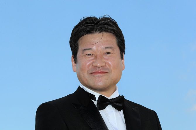 2019年10月15日、フランス・カンヌで開催された「MIPCOM」で上映された時代劇『帰郷』のフォトコールに臨む、日本の俳優・脚本家・映画監督の佐藤二朗氏