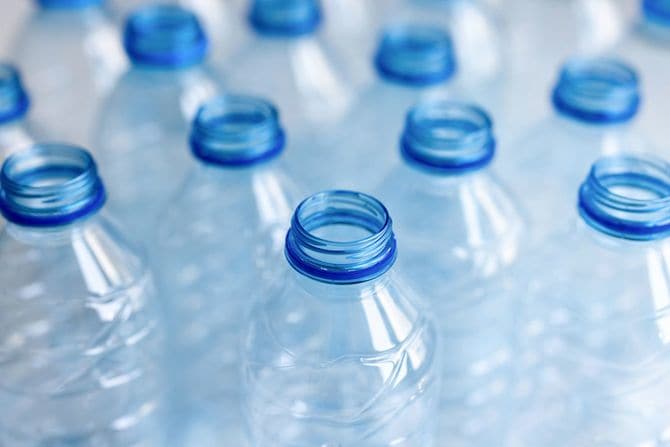 大量の空のペットボトル