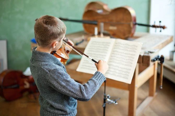 バイオリンを練習する子ども