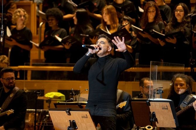 オーケストラ演奏による全26演目中6曲を歌った。