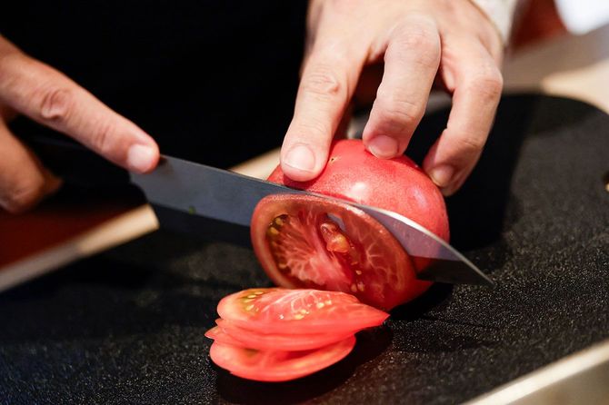 トマトにすっと刃先が入って行く。引くだけで包丁の重さで切れていく。力を入れなくていいのでコントロールしやすい
