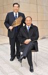 (左)<strong>北尾吉孝</strong>●SBIホールディングス代表取締役執行役員CEO (右)<strong>ジョン・ウー</strong>●映画監督