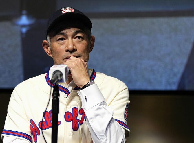 米国野球殿堂博物館で記者会見するイチローさん