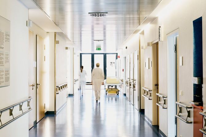 病院の廊下を歩く医師と看護師