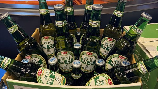 中朝国境都市、丹東の北朝鮮レストランに飾られていた北朝鮮ビール。