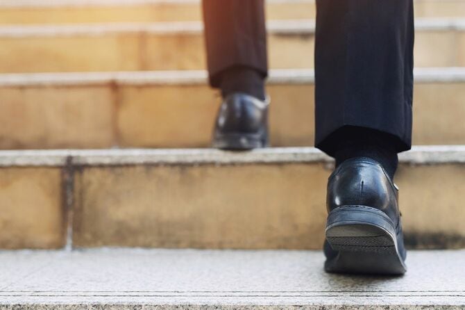 階段を上るスーツの惰性
