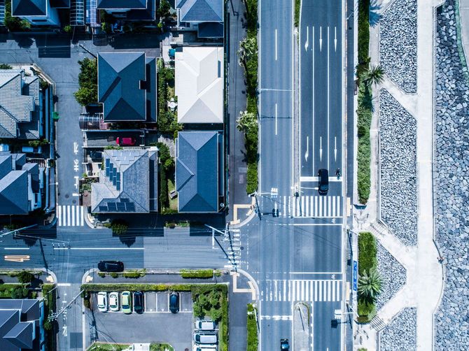 郊外の住宅街と車道