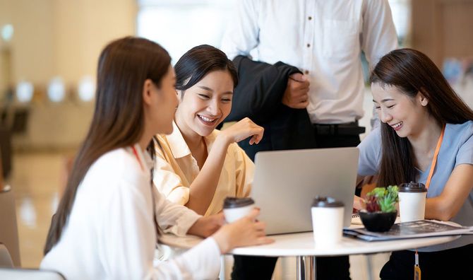 カフェでミーティングをする3人のビジネスパーソン