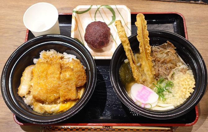 スナックパークに出店した当時の「資さんうどん」の「しあわせセット」。行列待ちで2時間以上もかかった