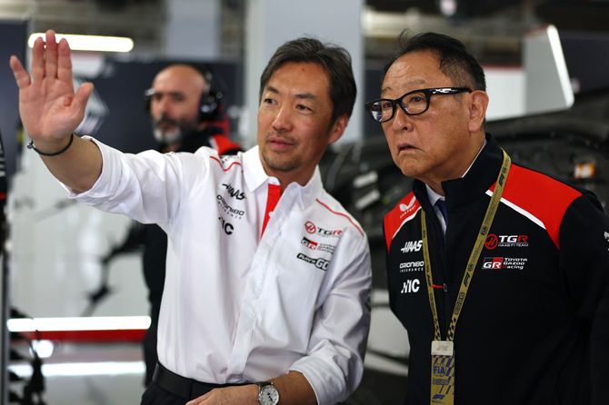 2026年3月28日、F1日本グランプリのガレージで豊田章男会長（右）と話す小松代表（左）