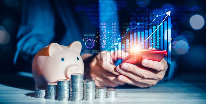 スマホで金融アプリを使用し、お金を稼いでいる人の手元