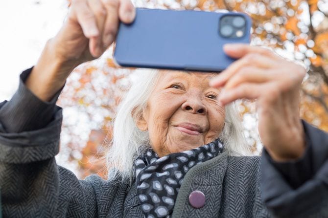 自撮りをするシニア女性