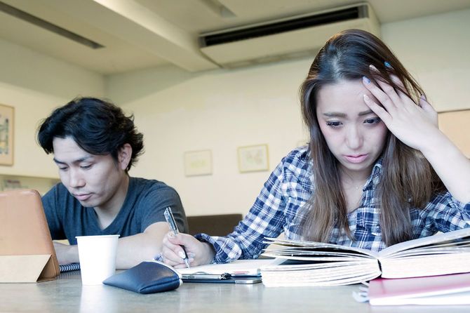 期末試験の準備をしている学生