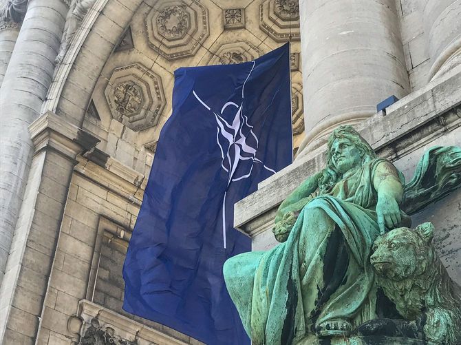 2021年6月14日、ベルギーブリュッセルのチンカンテネール公園の凱旋門に掲げられたEU旗