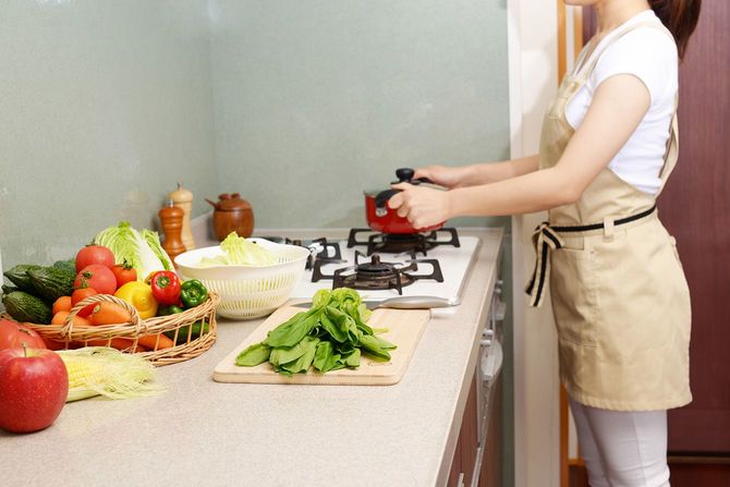 台所で調理をしている人