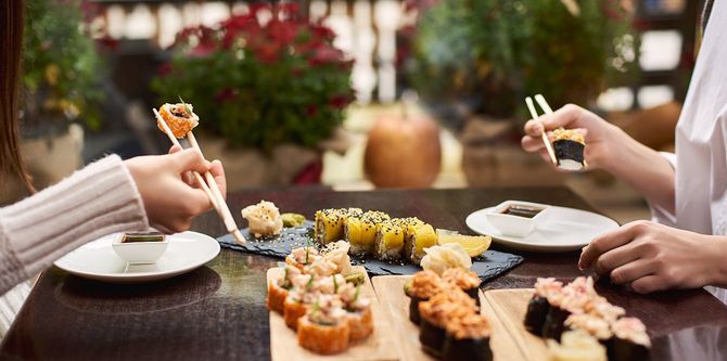 お寿司を食べる二人のエレガントな女性