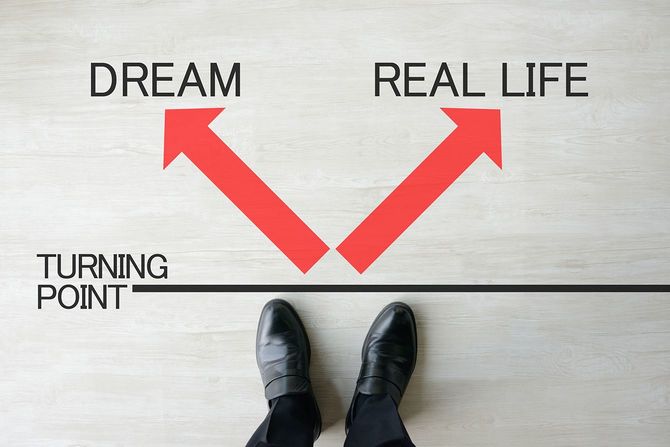 夢や現実の生活を考えるビジネスマン