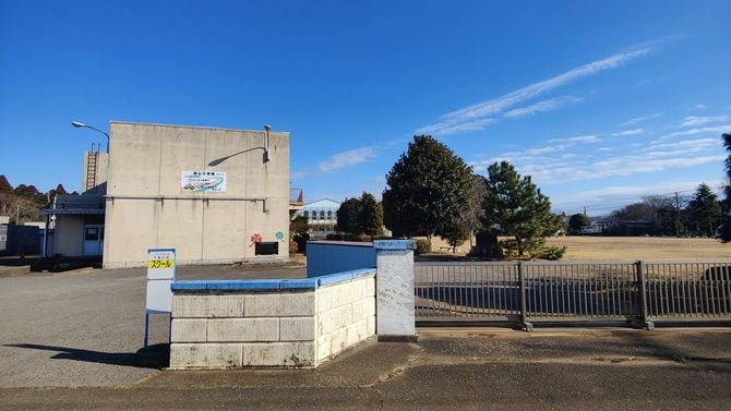 統合先の小学校まで児童を送迎するスクールバスの停留所