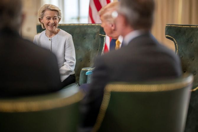 トランプ米大統領と会談する、EU欧州委員会のフォン・デア・ライエン委員長（2025年7月27日、英国、スコットランド）