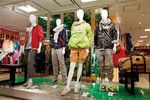 小田急百貨店新宿店では、スポーツ売り場に並ぶ高機能アイテムを旅行用として提案。