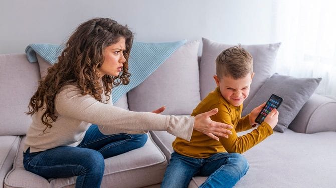 スマホを取り上げようとする母親に激しく対抗する男児