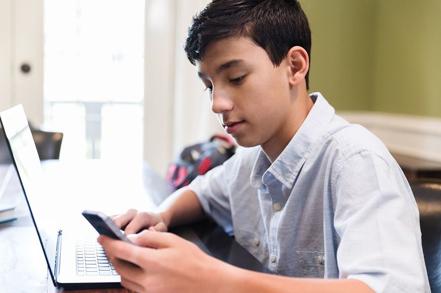 スマホを使用して勉強する中学生