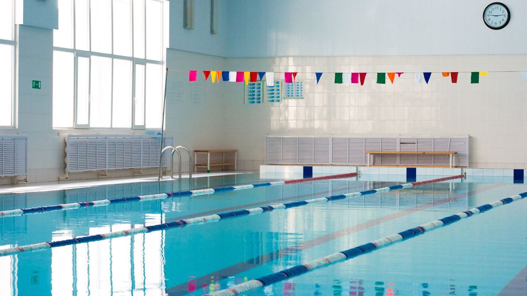 ｢学校のプールで水を出しっぱなしにしてしまった｣水道料金は教員が負担するべきなのか…弁護士の回答 教職員個人に対して高額の賠償が請求される裁判も…