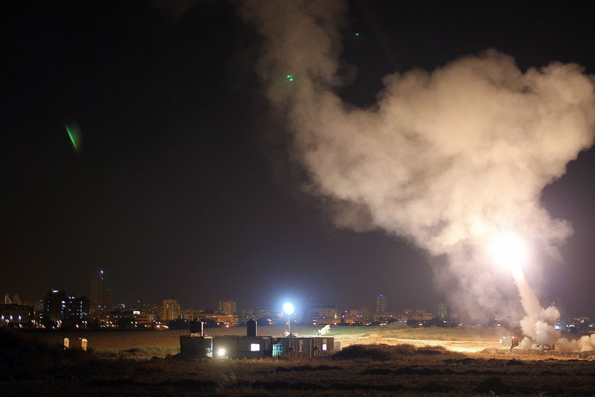 「アイアンドーム」システムがロケット弾を迎撃（写真＝Israel Defense Forces／CC-BY-2.0／Wikimedia Commons）