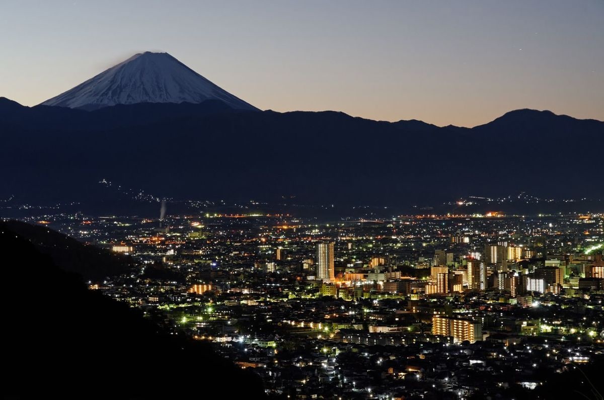 夕暮れ時の冬の甲府市