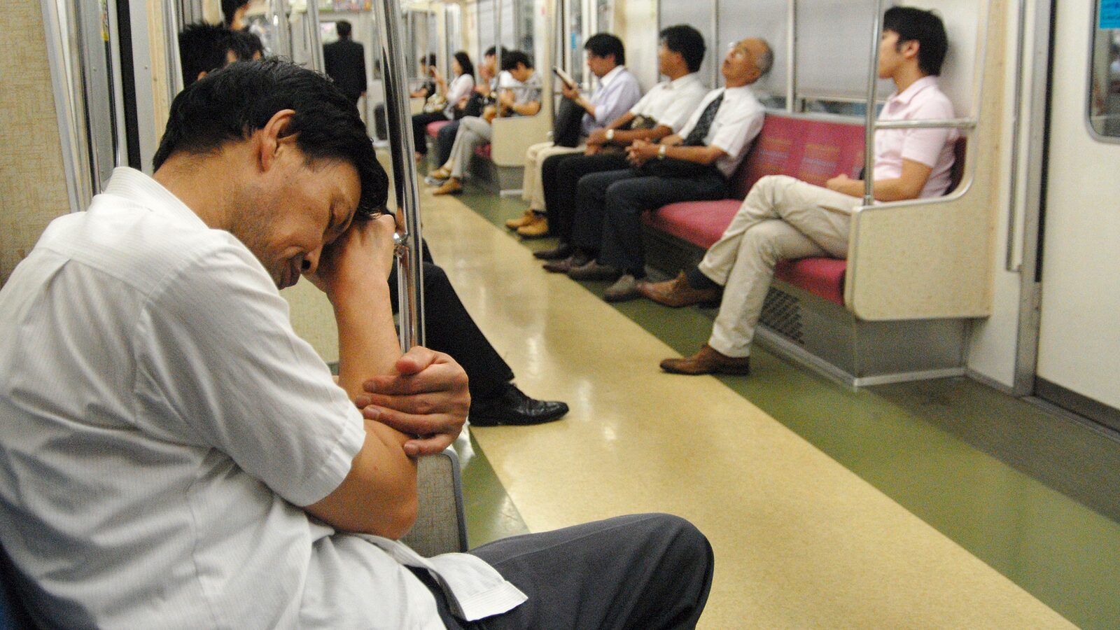 電車で寝ると隣の人に寄りかかってしまうのはなぜか…休養の専門家が教える入眠から睡眠が深まるプロセス 入眠してすぐは､体に力が入れられるノンレム睡眠状態