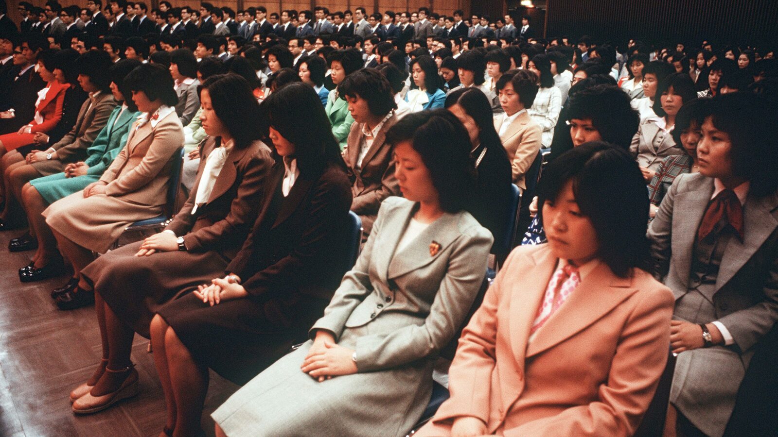 1974年の入社式には｢赤やピンクのスーツ｣の新入社員がいたのに…日本社会を支配する｢空気｣の重苦しさ 日本社会の｢空気｣を作り出す3つの価値観