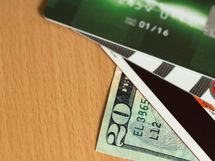 旅のお供に！ 安心・便利な「海外専用プリペイドカード」