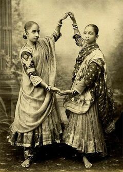 インドの衣服や宝飾品を身に着けた2人の少女