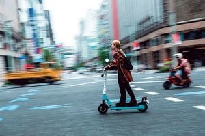 道路上を走る電動キックボード「LUUP」。