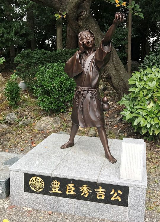 「幼少期の秀吉」のブロンズ像（浜松市）