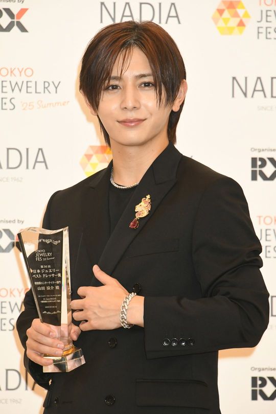 2025年8月1日、俳優・歌手の山田涼介さんが、東京ビッグサイト（東京）で開催された「第36回 日本ジュエリーベストドレッサー賞」に出席。