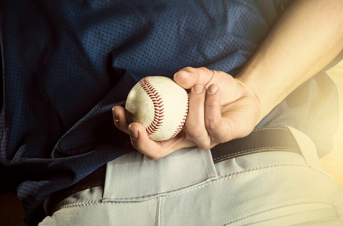 野球選手がボールを持つイメージ