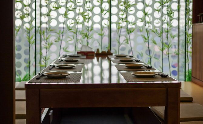窓から竹が見える和食レストランのテーブルセッティング