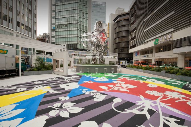 アートを中心に据えてリニューアルされた新宿東口駅前広場。その中央にあるのは「花束を持つ人」をモチーフにした7メートルの巨大ステンレス像〈花尾〉。