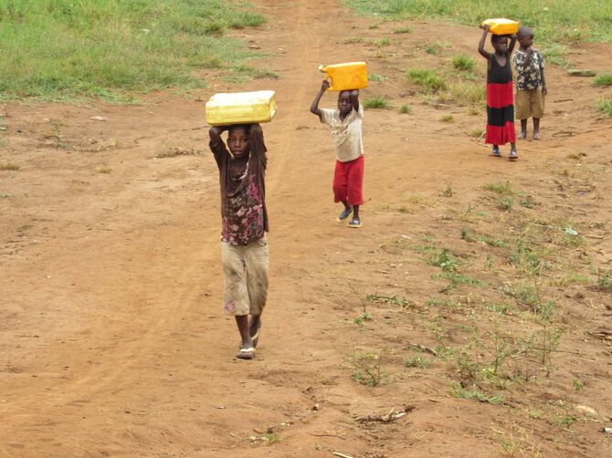ウガンダで水を運ぶ子ども