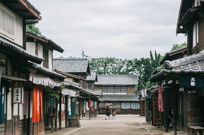 京都の江戸時代の町を歩く人々