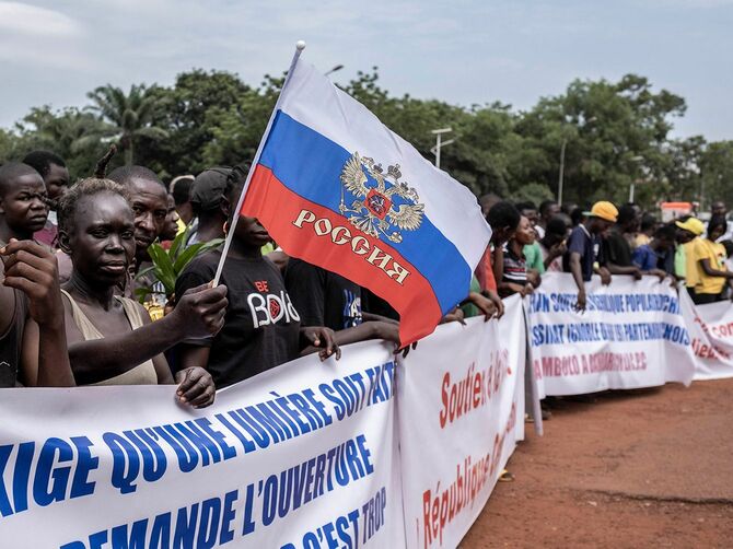 2023年3月22日、中央アフリカ共和国でのロシアと中国の駐留を支持するデモ行進中、バンギでロシアの国旗を掲げるデモ参加者