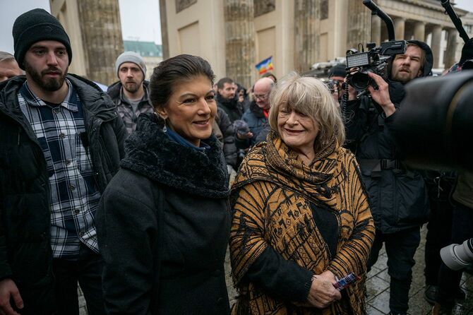 ウクライナ戦争の和平交渉を求めるデモを開いたザーラ・ヴァーゲンクネヒト氏（写真左）とアリス・シュヴァルツァー氏＝2月25日、ベルリンのブランデンブルク門前