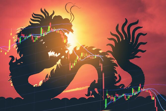中国の暴落するマーケットとのたうち回る龍の影