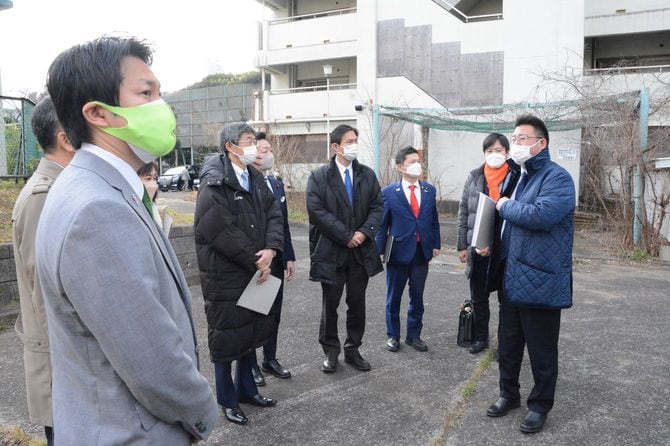 2月7日に立憲と維新が立ち上げた「行政改革・身を切る改革プロジェクトチーム」が東京都新宿区戸山の休眠財産となっている旧公務員宿舎を視察した様子