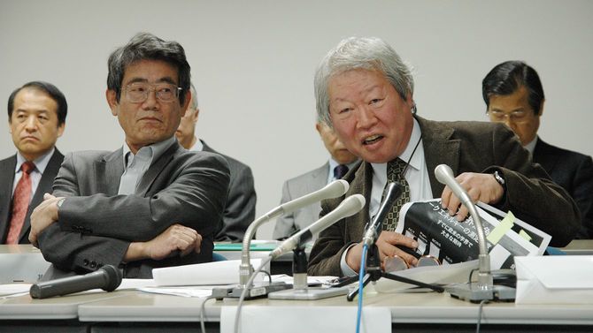 4つの大学共同利用機関のトップらの記者会見で、国立天文台のすばる望遠鏡の実績を例に挙げ、研究費確保を訴える評論家立花隆さん（右）（東京・本郷の東京大学）