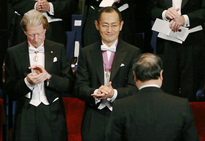 ノーベル賞授賞式で、笑顔を見せる山中伸弥京都大教授