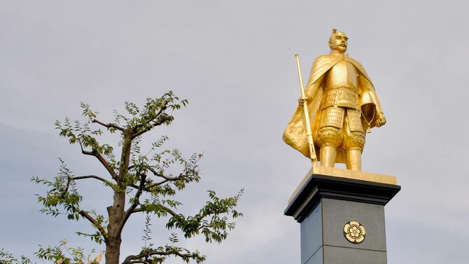 JR岐阜駅前の織田信長像