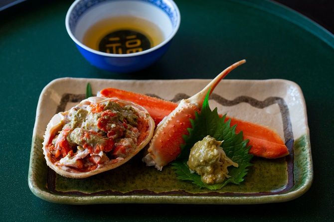 カニを盛り付けた皿