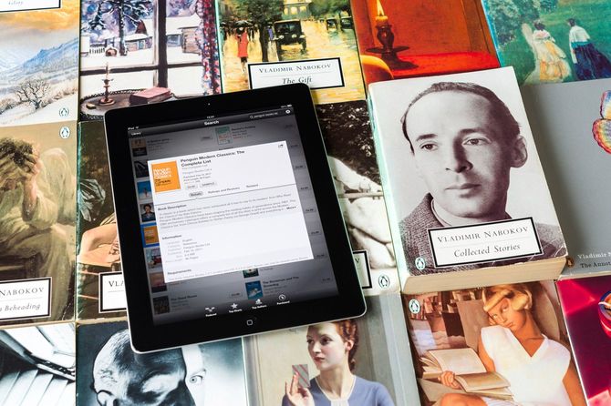 iPadと平積みのペーパーバックの本